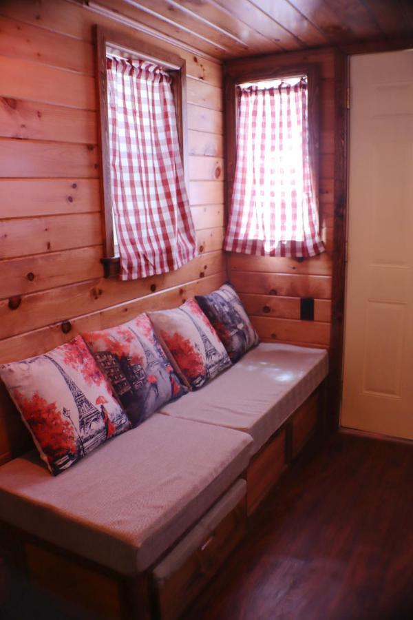 Storybook Village Pine Cove Exterior photo